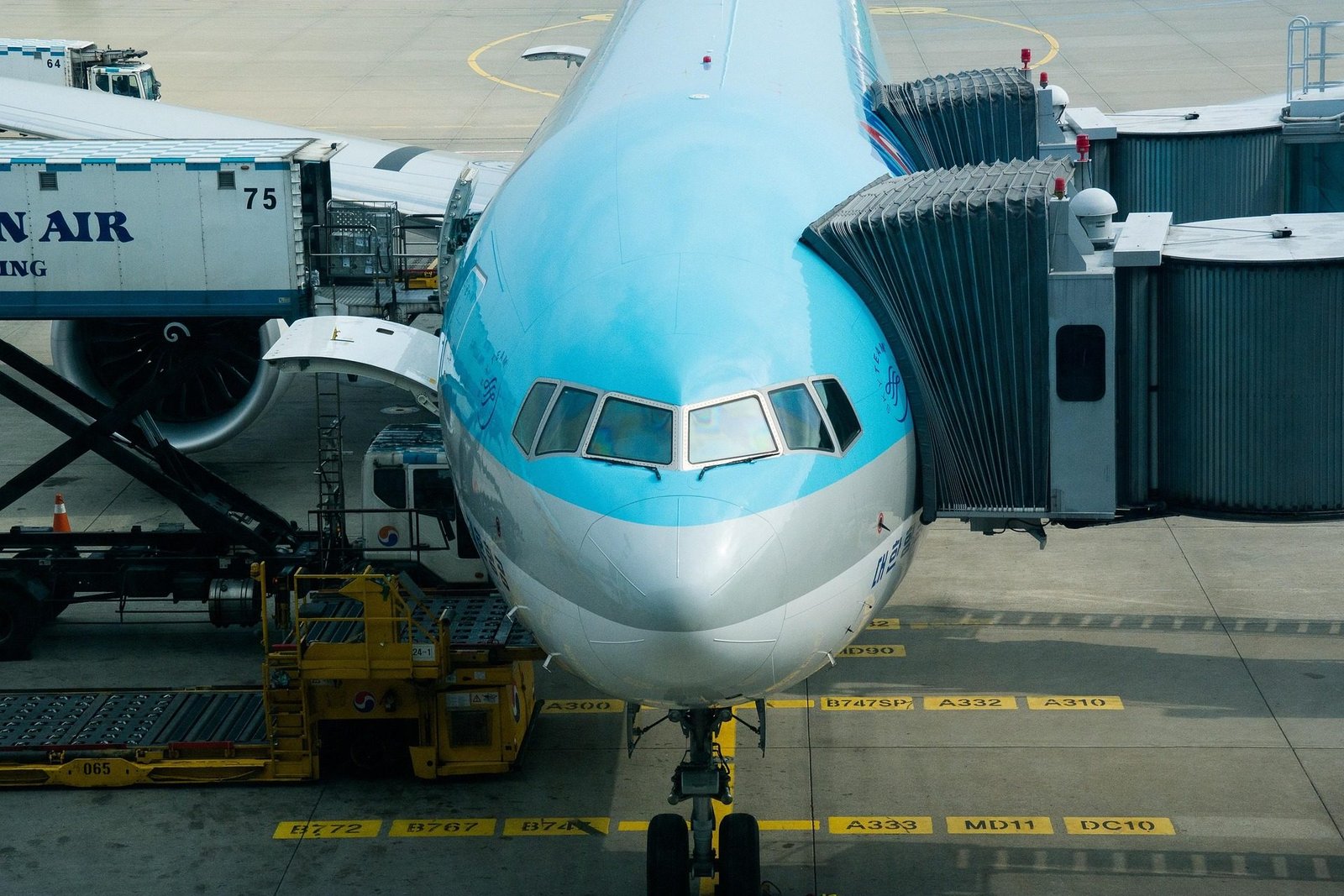 Avion cargo en vol au-dessus des nuages