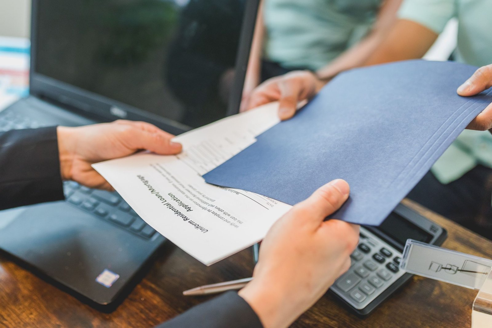 Remise de documents douaniers entre deux mains au bureau