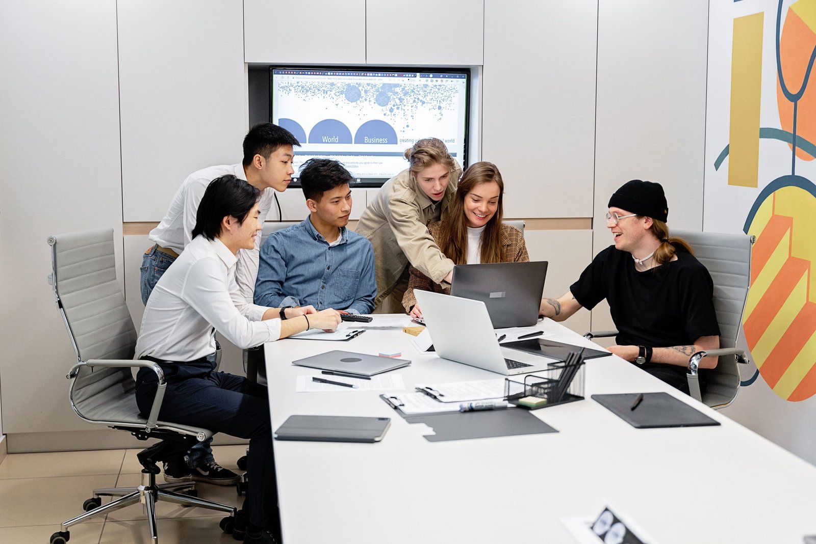 Équipe SENDING en réunion de travail dans les bureaux