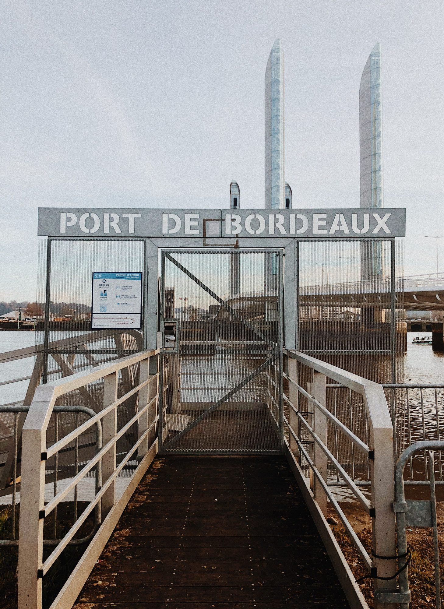 Ponton du Port de Bordeaux sur la Garonne